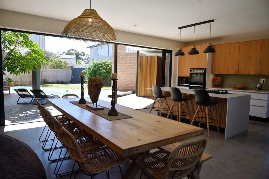 To Let 7 Bedroom Property for Rent in Wavecrest Eastern Cape